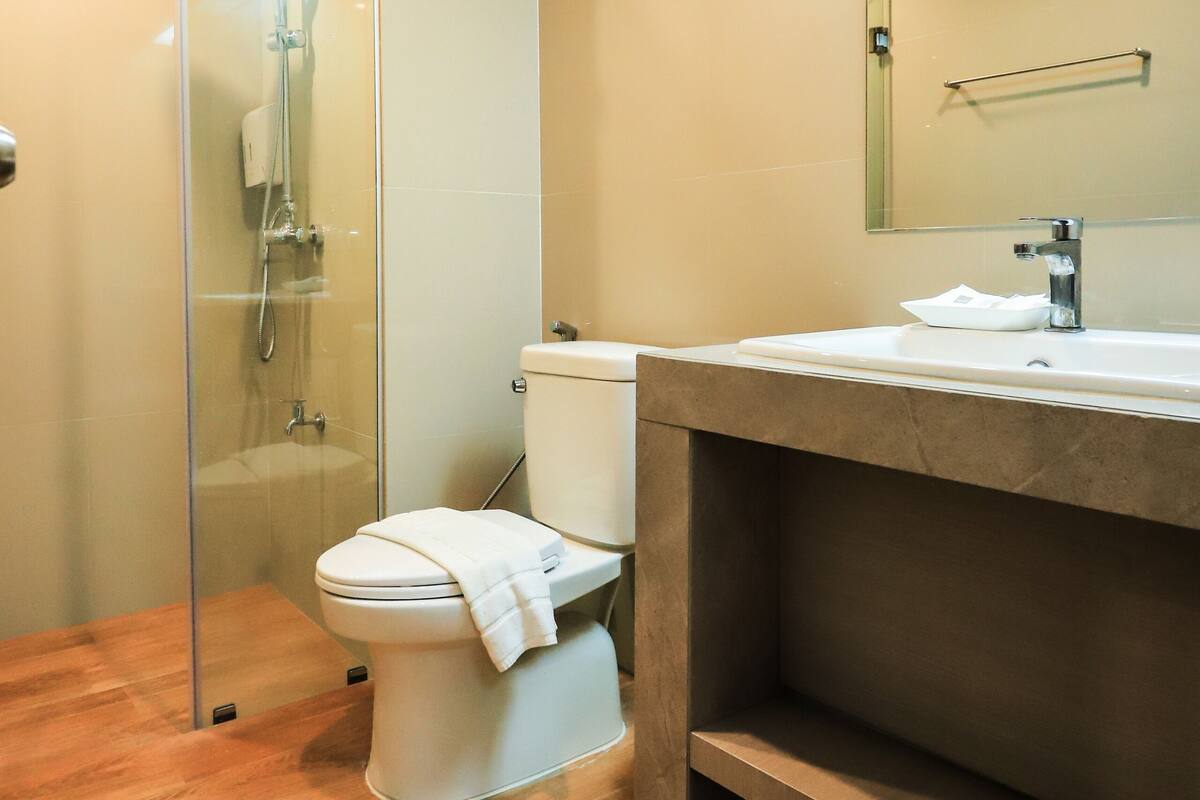 family suite | bathroom | shower, free toiletries, slippers, towels