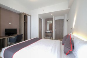 Deluxe Double Room - Collection O 15 Taman Melati Merr Surabaya (Surabaya)