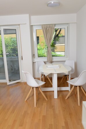 Appartement, 2 chambres | Restauration dans la chambre