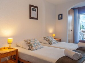 1 bedroom, desk, Internet