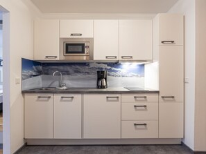 Fridge, microwave, dishwasher, cookware/dishes/utensils