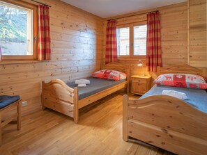 2 bedrooms, desk, iron/ironing board, free internet