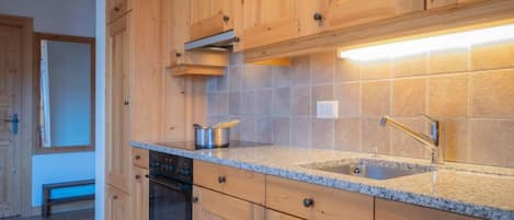 ثلاجة، ميكروويف، فرن، غسالة أطباق