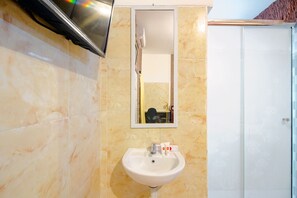Habitación estándar con 2 camas individuales | Baño | Regadera y toallas