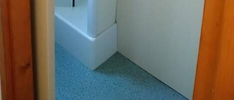 Un bagno con doccia, lavandino e specchio.