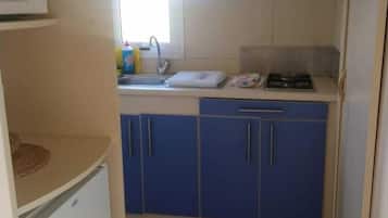 Full-size fridge, microwave, oven, stovetop