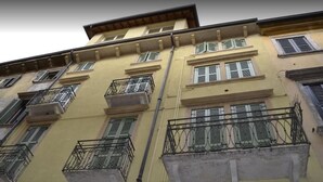 A multi-story building with balconies and windows. - Dimora 4 Spade (Verona)