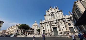 Un edificio storico con architettura classica, caratterizzato da colonne e statue.
