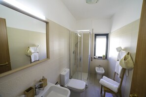 Doppelzimmer, Balkon (1) | Badezimmer | Dusche, Regendusche, kostenlose Toilettenartikel, Haartrockner