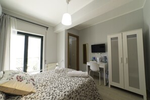 Single Room, Balcony (4) | Desk, laptop workspace, soundproofing, free WiFi - B&B Malò Family Friendly (Syracuse)