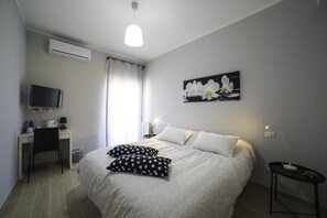 Doppelzimmer, Balkon (1) | Schreibtisch, laptopgeeigneter Arbeitsplatz, schallisolierte Zimmer