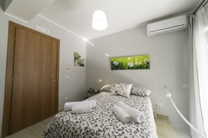 Chambre simple, balcon (4) | Bureau, espace de travail pour ordinateurs portables
