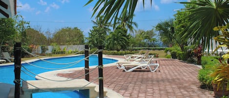 Piscine extérieure, chaises longues