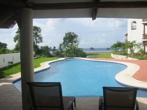 Outdoor pool, pool loungers - Villas Mayaluum Cozumel (Cozumel)