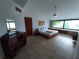 Caja de seguridad en la habitación y muebles diferentes 
