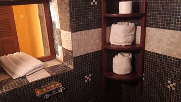 Habitación triple estándar | Amenidades de baño | Regadera, regadera tipo lluvia, toallas, jabón