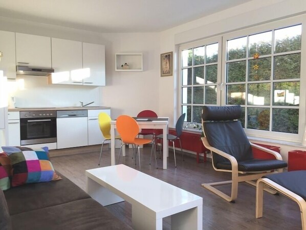 Apartment, 2 Schlafzimmer | Wohnbereich | 50-Zoll-Flachbildfernseher mit Kabelempfang, Fernseher