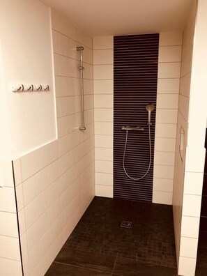Apartemen, 2 kamar tidur, akses difabel | Shower kamar mandi