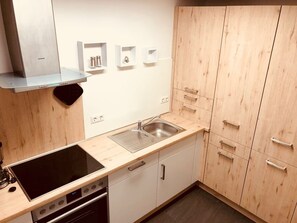 Apartment, 2 Schlafzimmer, barrierefrei | Eigene Küche | Kühlschrank, Mikrowelle, Ofen, Herdplatte