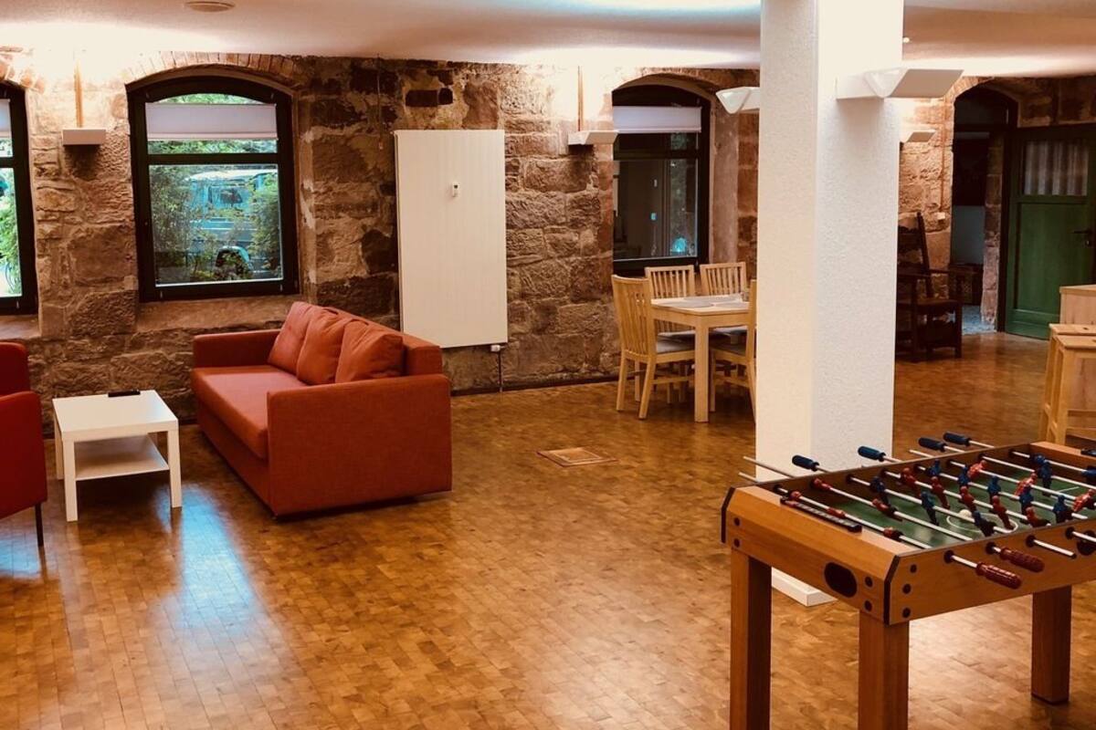 Apartment, 2 Schlafzimmer, barrierefrei | Wohnbereich | 50-Zoll-Flachbildfernseher mit Kabelempfang, Fernseher