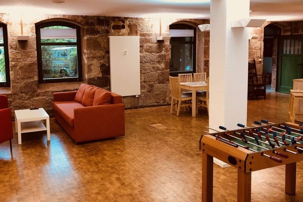 Departamento, 2 habitaciones, con acceso para personas discapacitadas | Área de sala de estar | Televisión de pantalla plana de 50 pulgadas con canales por cable