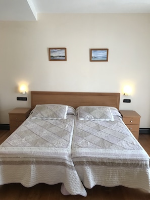 Cots/infant beds, rollaway beds, free WiFi, bed sheets - Hotel Rural Astura (Villanueva de Las Manzanas)