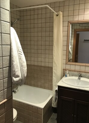 Twin Room | Bathroom | Separate tub and shower, hair dryer, towels - Hotel Rural Astura (Villanueva de Las Manzanas)