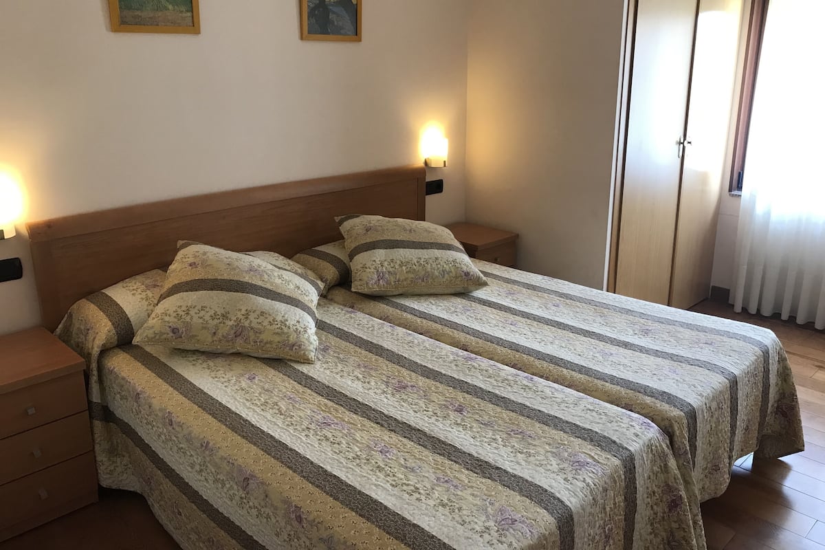 Twin kamer | Babybedden, extra bedden, gratis wifi, beddengoed