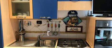 Cafetera y tetera y utensilios de cocina