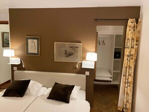 Chambre double, vue sur le lac | Coffre-fort, décor unique, ameublement unique, rideaux d’obscurcissement