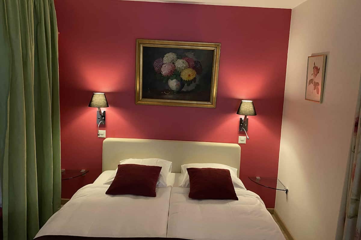 Quarto casal superior | Cofres nos quartos, individualmente decorados