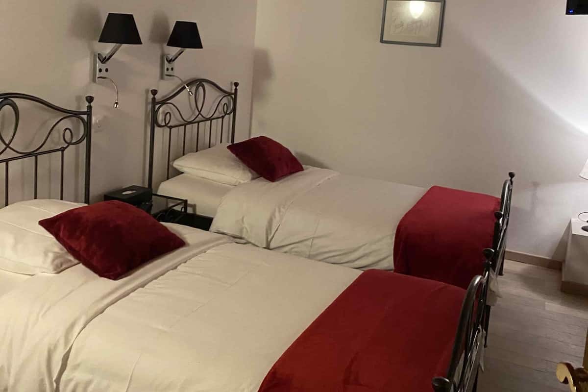 Quarto casal | Cofres nos quartos, individualmente decorados