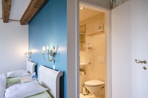 Chambre Supérieure avec lits jumeaux, vue lac | Salle de bain