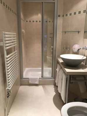 Double Room, Lake View | Bathroom | Shower, free toiletries, hair dryer, slippers - Auberge de Dully (Dully)