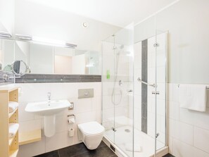 ฝักบัว, ของใช้ในห้องน้ำเป็นมิตรต่อสิ่งแวดล้อม, ผ้าเช็ดตัว