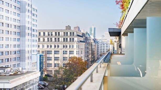 Un edificio de gran altura con diseño moderno, con amplias ventanas y fachada plana.