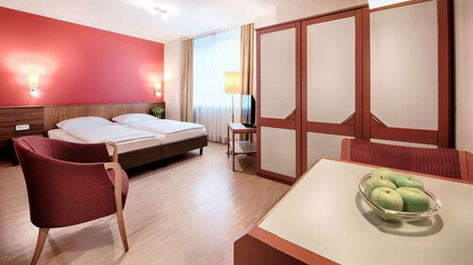 In-room safe, soundproofing, iron/ironing board, free WiFi