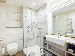 Shower, eco-friendly toiletries, hair dryer, towels - Hapimag Resort Berlin Zoo (Berlin)