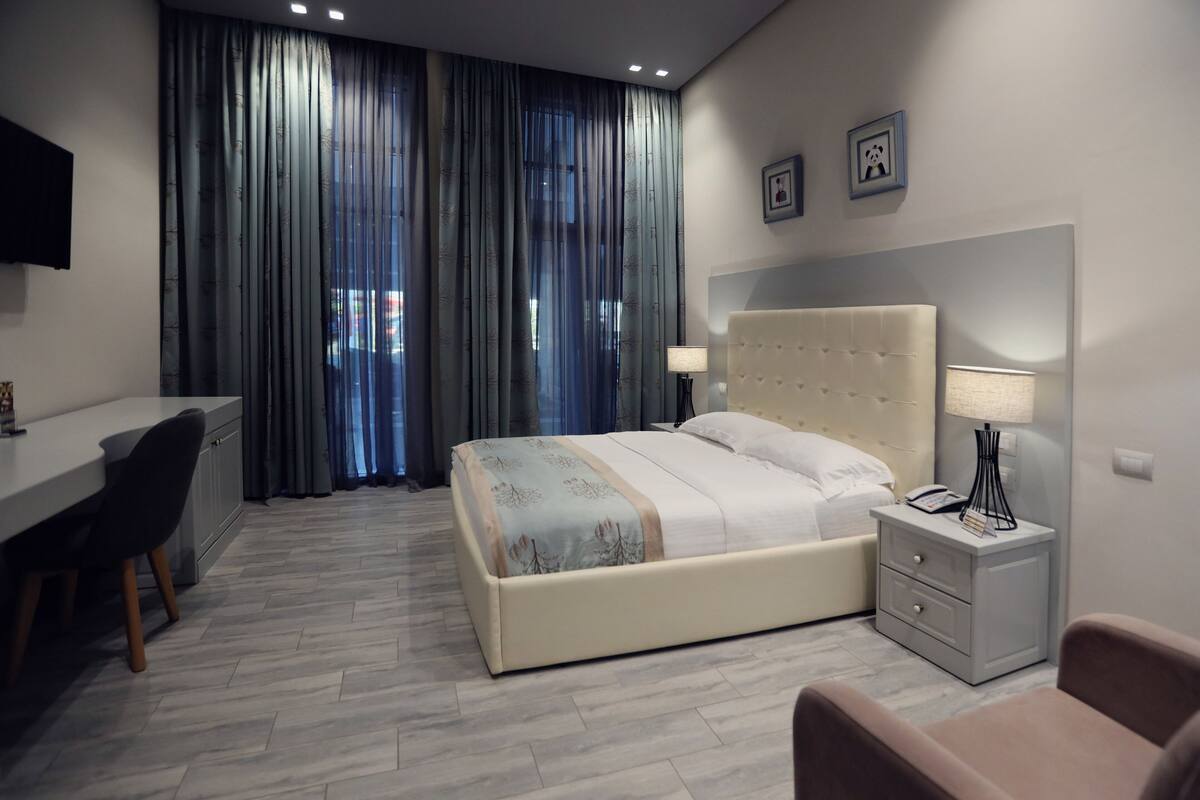 Quarto casal standard | Frigobar, escrivaninha, espaço de trabalho para notebook