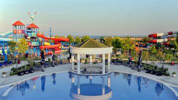 Indoor pool, 3 outdoor pools, pool umbrellas, pool loungers