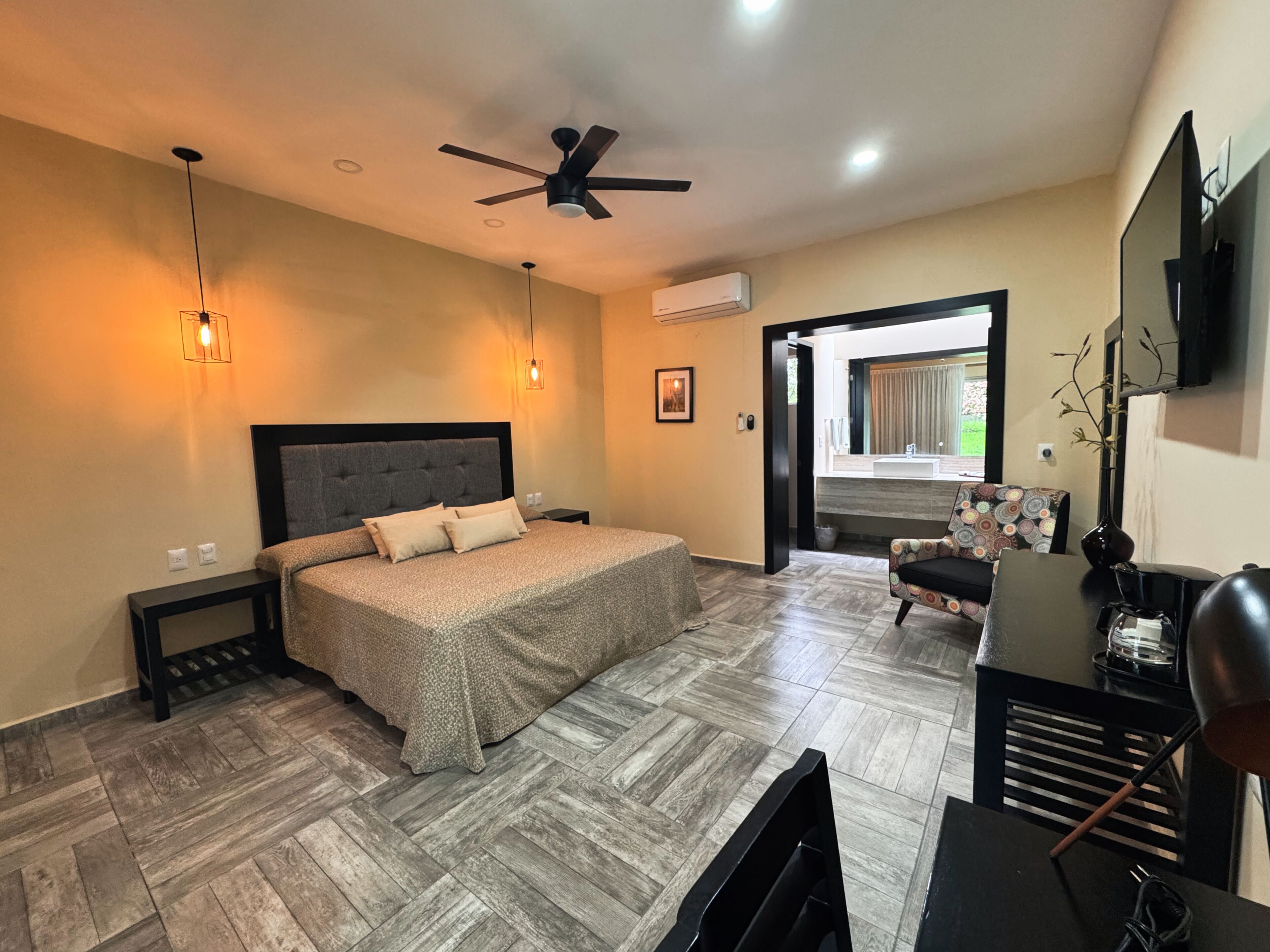 高档床上用品、加厚床垫、办公桌、笔记本电脑工作区