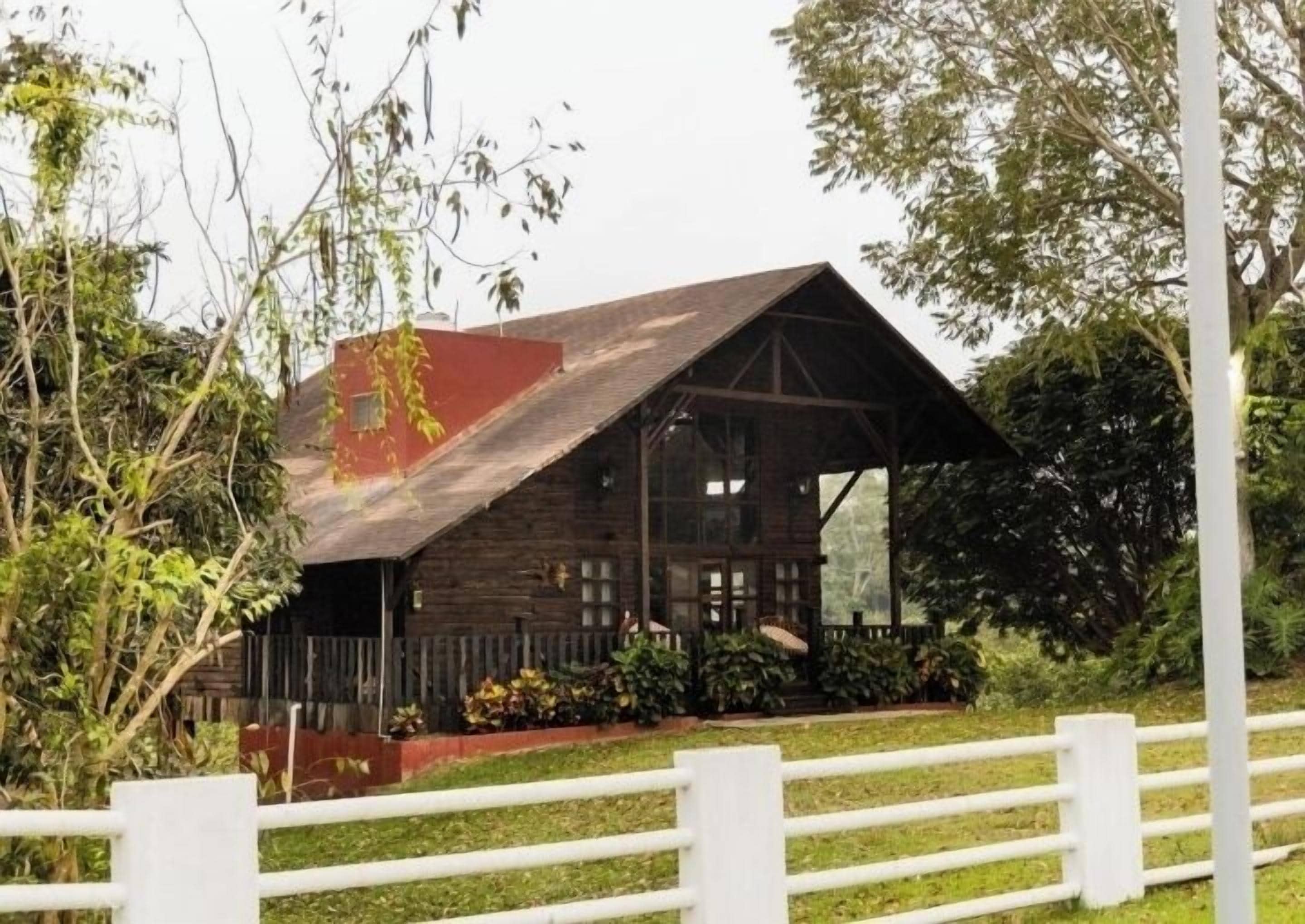 Cabaña familiar | Ropa de cama de alta calidad, camas con pillow-top y escritorio 