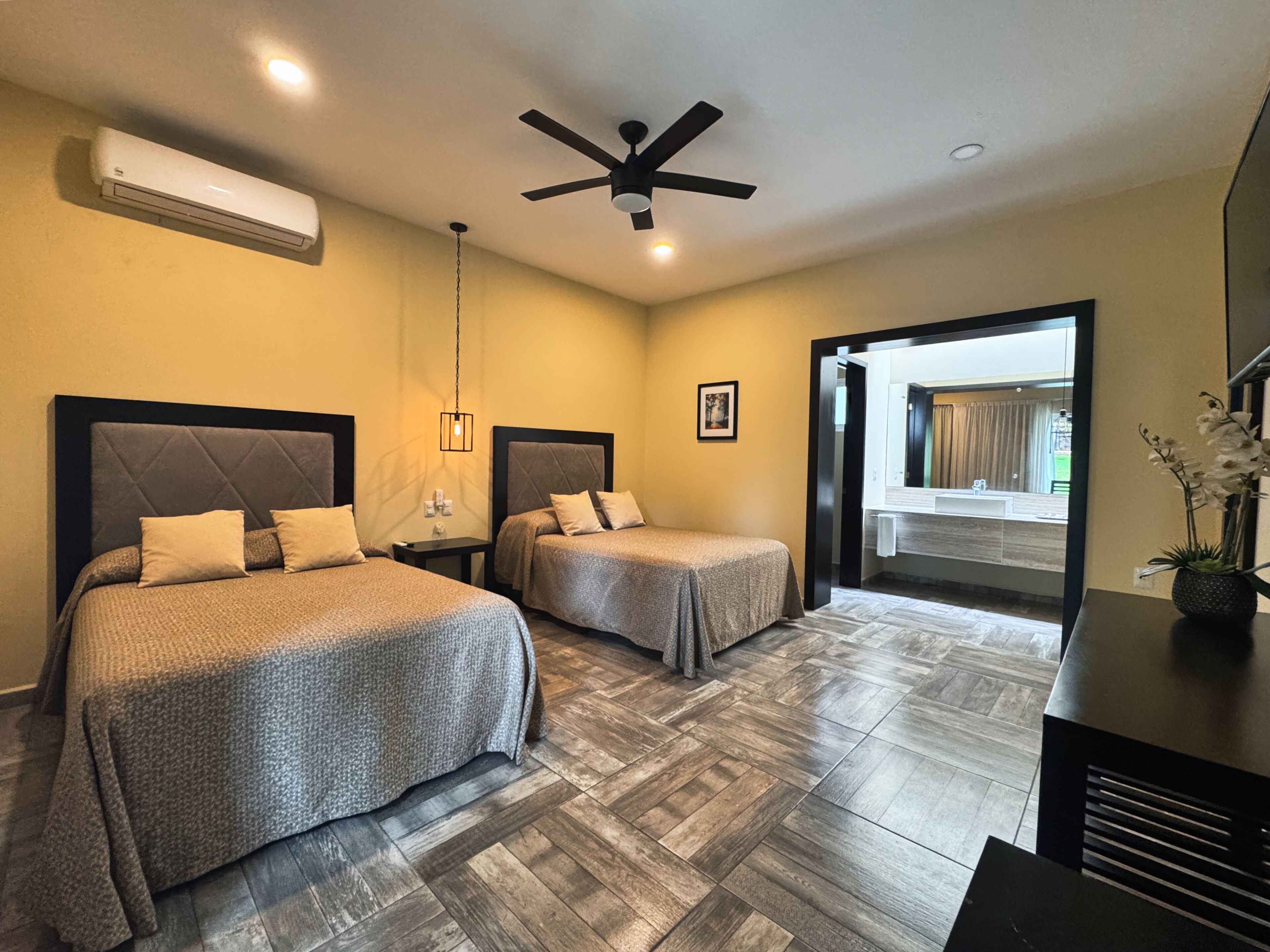 高档床上用品、加厚床垫、办公桌、笔记本电脑工作区