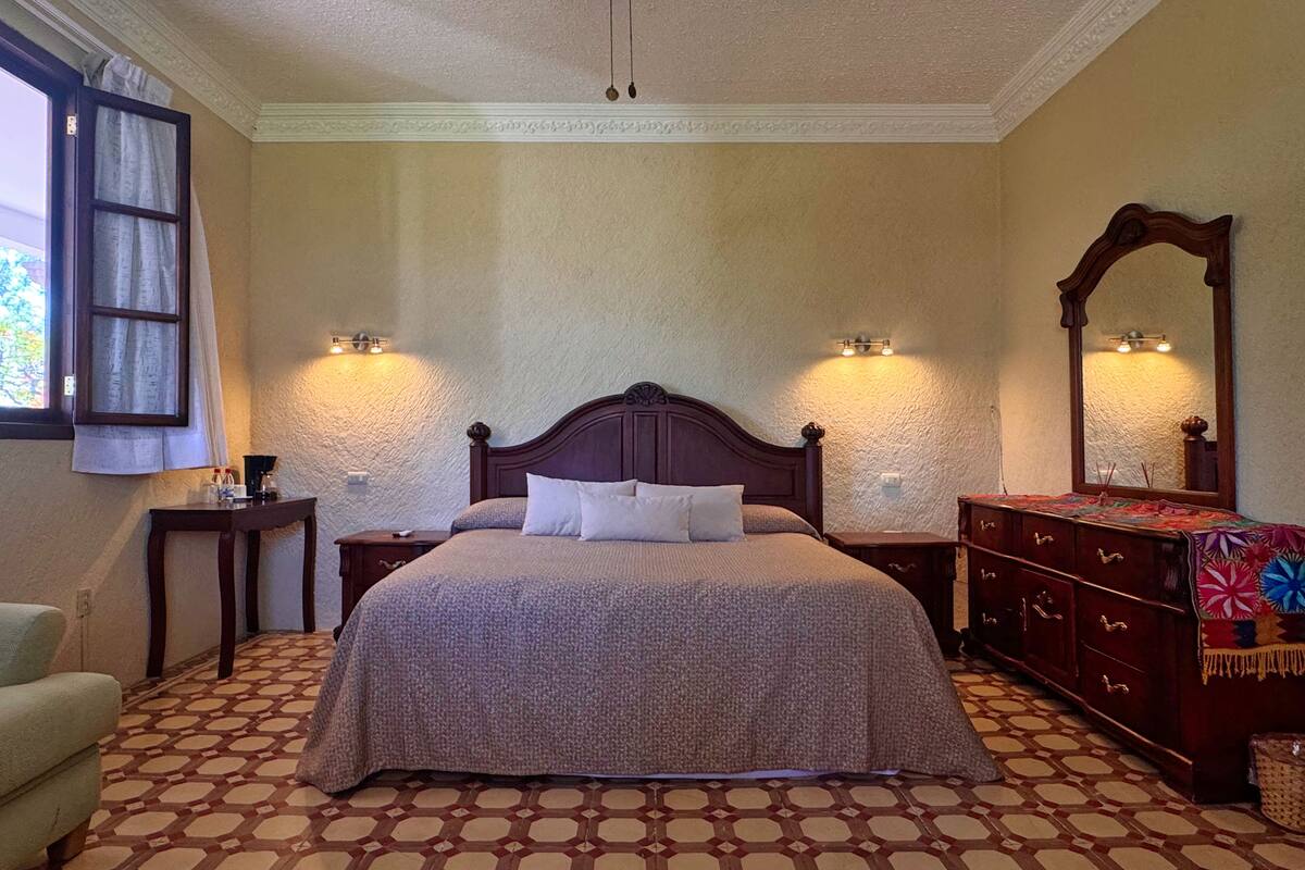 Deluxe Double Room, 1 Bedroom, Pool View, Tower #1 | 高档床上用品、加厚床垫、隔音、熨斗/熨衣板