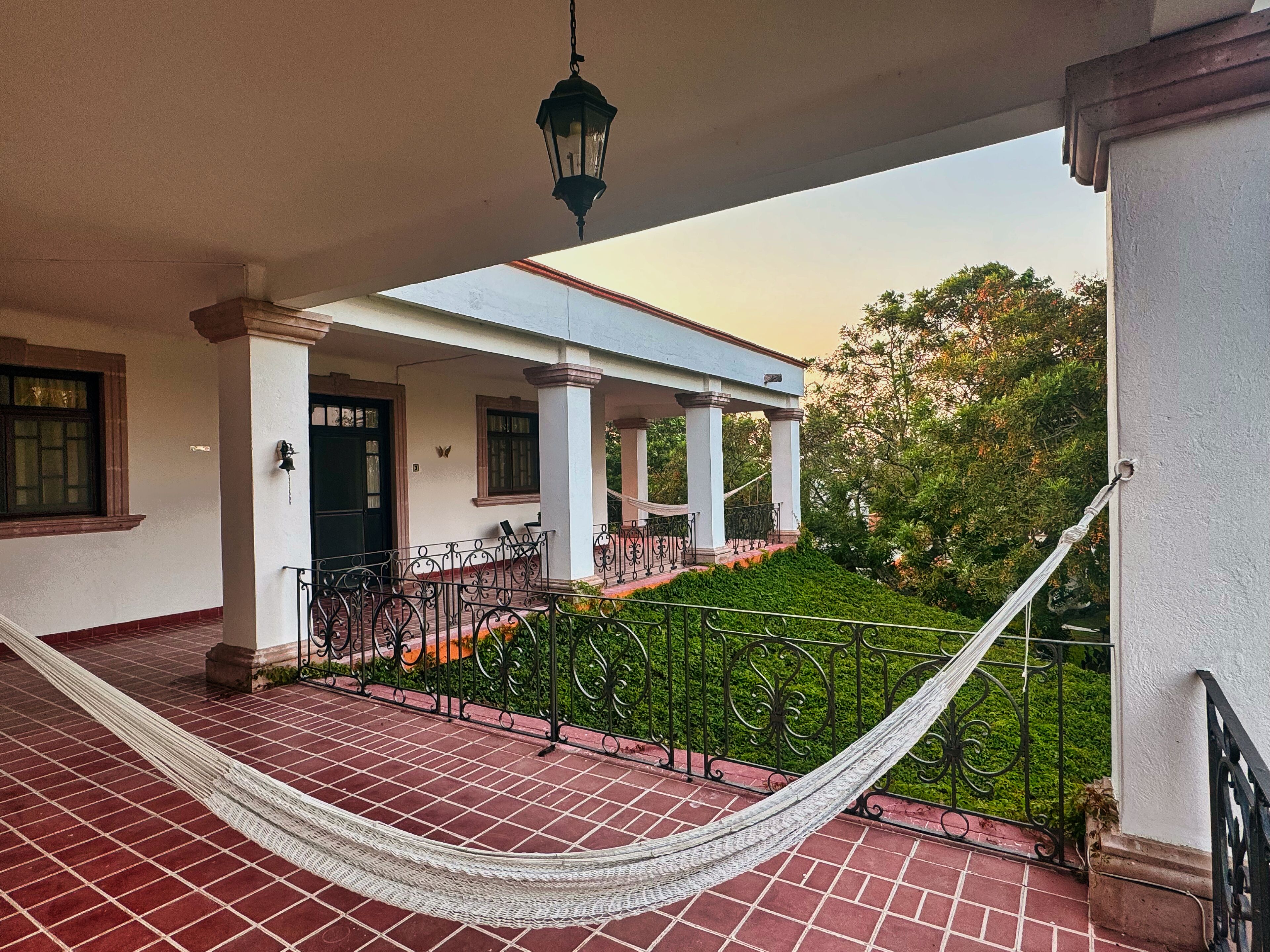 Ropa de cama de alta calidad, camas con pillow-top y escritorio 