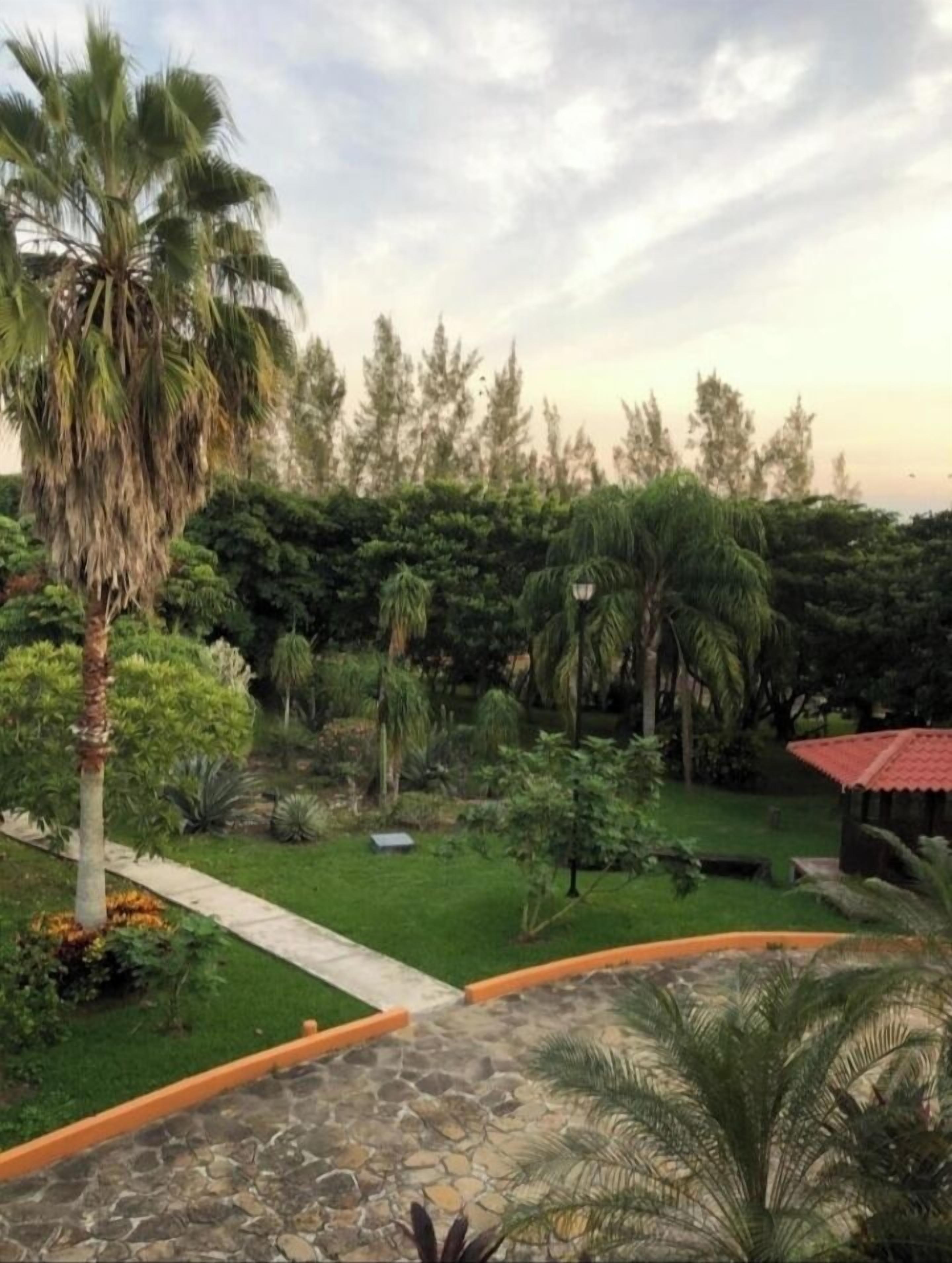 华丽双人房 | 高档床上用品、加厚床垫、办公桌、笔记本电脑工作区