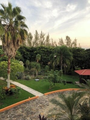 华丽双人房 | 高档床上用品、加厚床垫、办公桌、笔记本电脑工作区