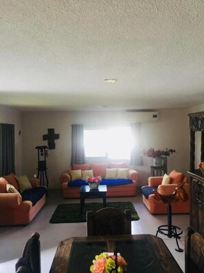 Una televisión de pantalla plana