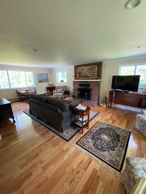 Älytelevisio, takka, DVD-soitin, kirjoja