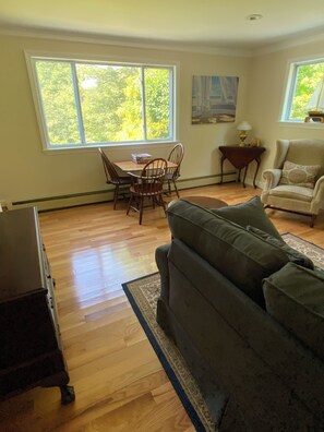 Smart TV, fireplace, DVD player, books - Spacious and Comfortable Home Next to all the Action! (Boothbay)